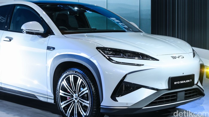 PT BYD Motor Indonesia merilis Sealion 7 dalam ajang Indonesia International Motor Show (IIMS) 2025, JIExpo Kemayoran, Jakarta, Kamis (13/2/2025).