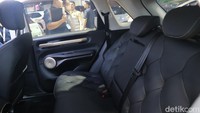 Kehadiran varian baru ini melengkapi line up Air EV yang sudah lebih dulu dipasarkan. Tiga varian yang sudah lebih dulu meramaikan jalanan di Indonesia adalah Air EV Long Range dengan harga mulai Rp 275 jutaan, Air EV Standard Range yang dibanderol Rp 224 jutaan, dan Air EV Lite Long Range yang dipasarkan dengan harga mulai Rp 190 juta.  