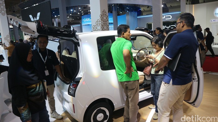 Wuling memperkenalkan varian baru Wuling Air EV dan Wuling Cloud EV pada pameran Indonesia International Motor Show (IIMS) 2025, di arena JIExpo, Kemayoran, Jakarta, Kamis (13/2/2025).