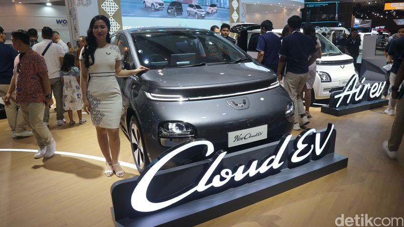 Wuling memperkenalkan varian baru Wuling Air EV dan Wuling Cloud EV pada pameran Indonesia International Motor Show (IIMS) 2025, di arena JIExpo, Kemayoran, Jakarta, Kamis (13/2/2025).