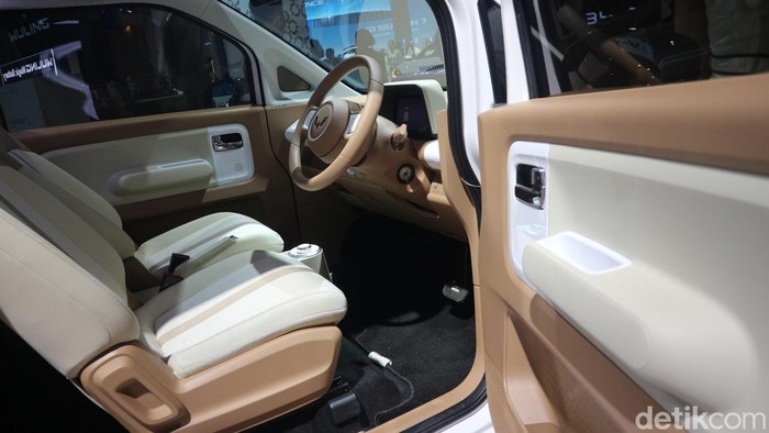 Wuling Air EV dan Cloud EV Baru Meluncur di IIMS 2025 Wuling memperkenalkan varian baru Wuling Air EV dan Wuling Cloud EV pada pameran Indonesia International Motor Show (IIMS) 2025, di arena JIExpo, Kemayoran, Jakarta, Kamis (13/2/2025).