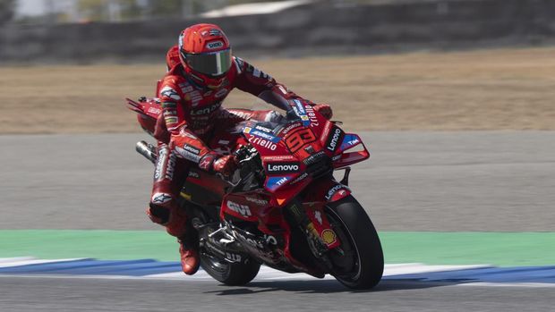 BURIRAM, THAILAND - FEBRUARY 13: Marc Marquez of Spain and Ducati Lenovo Team heads down a straight during the Thailand MotoGP Test at Chang International Circuit on February 13, 2025 in Buriram, Thailand. (Photo by Mirco Lazzari gp/Getty Images)