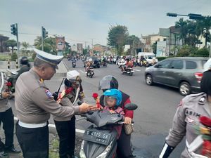 Hari Valentine, Pengendara di Tabanan Dapat Bunga dan Cokelat dari Satlantas