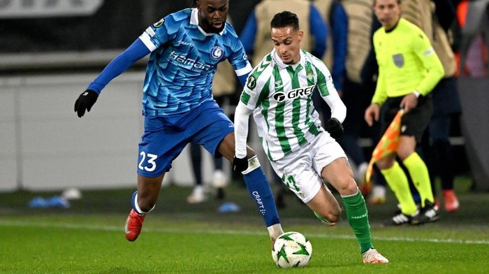 GENT - (l-r) Jordan Torunarigha of KAA Gent, Antony of Real Betis during the UEFA Europa Conference League match between KAA Gent and Real Betis FC at the KAA Gent Arena on Feb. 13, 2025 in Ghent, Belgium. ANP | Hollandse Hoogte | GERRIT VAN KEULEN (Photo by ANP via Getty Images)