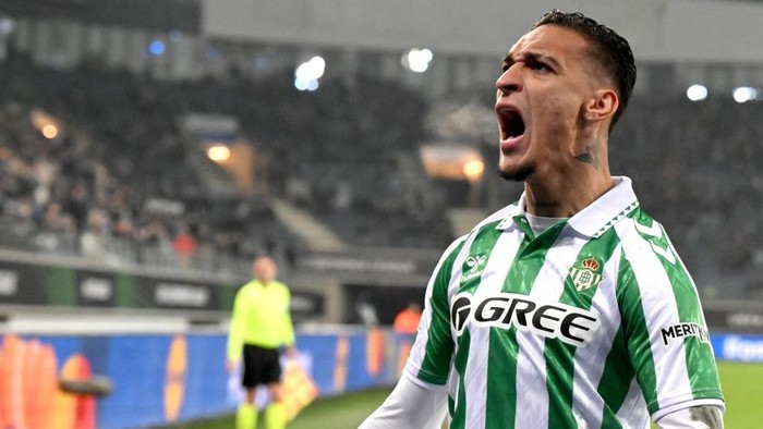 GENT - Antony of Real Betis celebrates the 0-1 during the UEFA Europa Conference League match between KAA Gent and Real Betis FC at the KAA Gent Arena on Feb. 13, 2025 in Ghent, Belgium. ANP | Hollandse Hoogte | GERRIT VAN KEULEN (Photo by ANP via Getty Images)