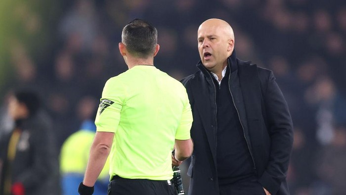 LIVERPOOL, ENGLAND - FEBRUARY 12: Arne Slot, Manger of Liverpool, shakes hands with Match Referee Michael Oliver following the Premier League match between Everton FC and Liverpool FC at Goodison Park on February 12, 2025 in Liverpool, England. (Photo by Carl Recine/Getty Images)