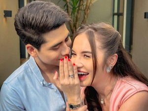Elina Joerg Semringah Athalla Naufal Berlutut Beri Cincin