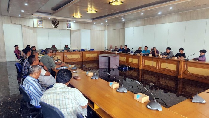 Audiensi warga penolak tambak udang dengan DPRD Sukabumi