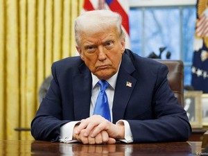 Trump Mau Pasang Tarif Impor 25% buat Mobil hingga Semikonduktor