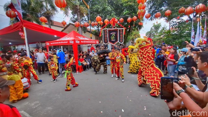 Barongsai saat beraksi di Jalan Raya Taman Kopo Indah, Kecamatan Margaasih, Kabupaten Bandung, Jumat (14/2/2025).