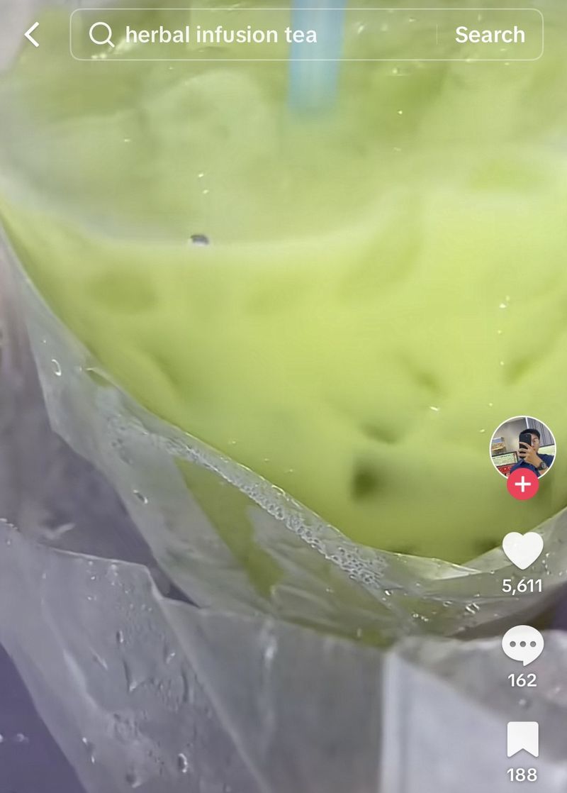 Beli Minuman Green Tea, Pelanggan Ini Dapet 'Bonus' Belalang