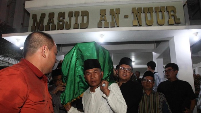 Wakil Gubernur Jawa Timur terpilih Emil Elestianto Dardak (kiri) berbincang dengan kerabat saat takziah di rumah duka Bendahara Umum DPP Partai Demokrat Renville Antonio (almarhum) di Jalan Jemursari Regency, Surabaya, Jawa Timur, Jumat (14/2/2025). Almarhum Renville Antonio meninggal akibat mengalami kecelakaan dengan mobil bak terbuka saat mengendarai sepeda motor jenis sepeda motor gede (moge) di Asem Bagus, Situbondo, Jawa Timur pada Jumat (14/2) pagi. ANTARA FOTO/Didik Suhartono/tom.