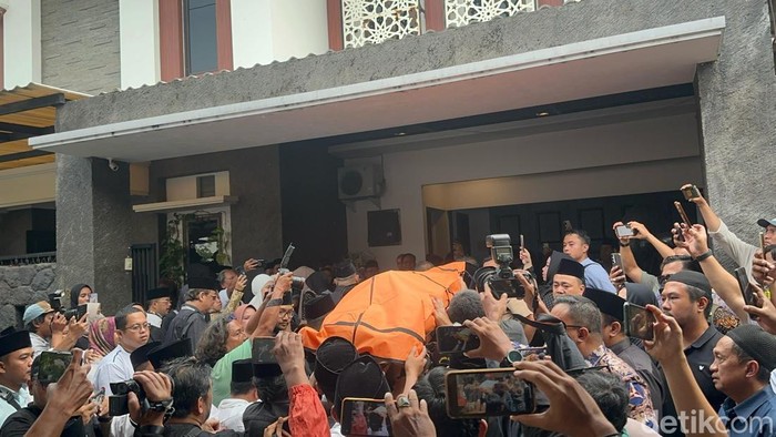Suasana kedatangan jenazah Bendum DPP Partai Demokrat, Renville Antonio di rumah duka, Surabaya