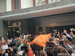 Kedatangan Jenazah Renville Antonio di Rumah Duka Disambut Isak Tangis