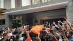 Suasana Kedatangan Jenazah Renville Antonio di Rumah Duka