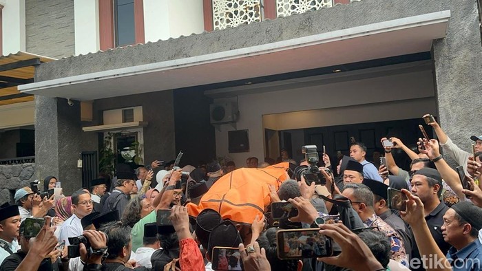 Suasana kedatangan jenazah Bendum DPP Partai Demokrat, Renville Antonio di rumah duka, Surabaya