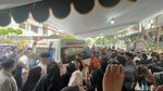 Suasana Kedatangan Jenazah Renville Antonio di Rumah Duka