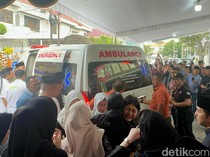 Suasana Kedatangan Jenazah Renville Antonio di Rumah Duka