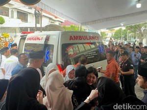 Jenazah Bendum Demokrat Tiba di Rumah Duka, Disambut Tangis Keluarga