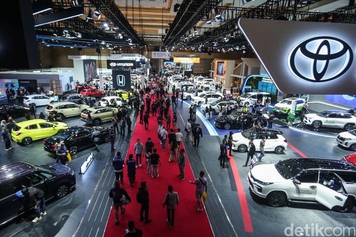 Indonesia International Motor Show (IIMS) 2025 tengah digelar di JIExpo Kemayoran, Jakarta. Di sini, para sultan berburu kendaraan baru.