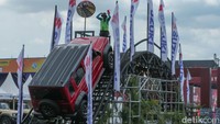 Gelaran ini membuat pengunjung bisa menjajal mobil-mobil incarannya.