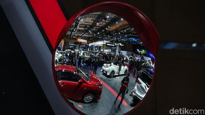 Berburu Kendaraan Baru di IIMS 2025 Indonesia International Motor Show (IIMS) 2025 tengah digelar di JIExpo Kemayoran, Jakarta. Di sini, para 'sultan' berburu kendaraan baru.