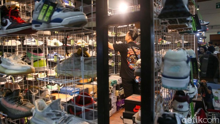 Jakarta Sneaker Day (JSD) tengah digelar di Jakarta Convention Center (JCC). Ini tempat kaum muda berburu sneakers dan apparel idaman.
