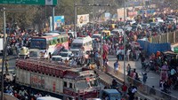 Kendaraan terjebak dalam kemacetan lalu lintas saat umat meninggalkan Sangam, pertemuan sungai Gangga dan Yamuna dengan sungai Saraswati yang mistis dan tak terlihat, selama Maha Kumbh Mela, atau Festival Kendi Besar, di Prayagraj, India.