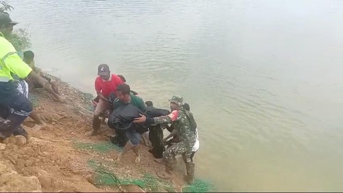 Petugas gabungan dan warga mengevakuasi jasad Fitrah Ramadhansyah usai ditemukan Jumat (14/2/2025) petang.