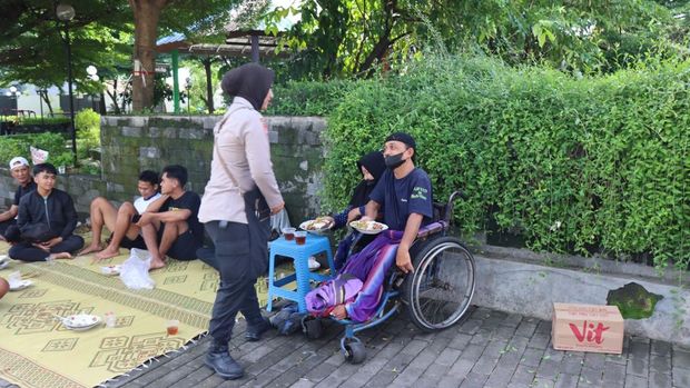 Bripka Sab'atun Hasanah Iptu yang merupakan istri dari Iptu Agung Muryo Atmojo setia menemani sang suami menggelar program Warung Makan Gratis Berkah 47 Food.