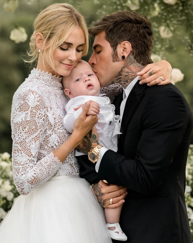 Pernikahan Chiara dan Fedez adalah perayaan megah yang dipenuhi dengan kemewahan, termasuk tiga gaun pernikahan rancangan Dior, karangan bunga mawar menggantung di altar, dan pesta malam yang dimeriahkan oleh taman hiburan serta pertunjukan kembang api.  Foto: Instagram