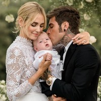 Pernikahan Chiara dan Fedez adalah perayaan megah yang dipenuhi dengan kemewahan, termasuk tiga gaun pernikahan rancangan Dior, karangan bunga mawar menggantung di altar, dan pesta malam yang dimeriahkan oleh taman hiburan serta pertunjukan kembang api.  Foto: Instagram