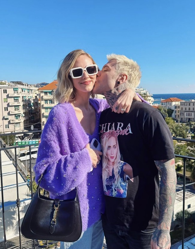 Chiara Ferragni, seorang influencer fashion ternama asal Italia, dikenal memiliki kehidupan pernikahan yang tampak sempurna layaknya dongeng. Pernikahannya dengan rapper Federico Leonardo Lucia, yang lebih dikenal sebagai Fedez, pada 2018, digelar mewah di Sicilia. Namun, di balik kemewahan dan kebahagiaan yang dipamerkan ke publik, tersimpan kisah perselingkuhan yang telah berlangsung sejak awal hubungan mereka. Foto: Instagram