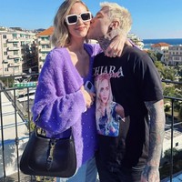 Chiara Ferragni, seorang influencer fashion ternama asal Italia, dikenal memiliki kehidupan pernikahan yang tampak sempurna layaknya dongeng. Pernikahannya dengan rapper Federico Leonardo Lucia, yang lebih dikenal sebagai Fedez, pada 2018, digelar mewah di Sicilia. Namun, di balik kemewahan dan kebahagiaan yang dipamerkan ke publik, tersimpan kisah perselingkuhan yang telah berlangsung sejak awal hubungan mereka. Foto: Instagram