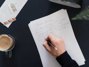 25 Contoh Personal Letter Bahasa Inggris Berbagai Tema dan Terjemahannya