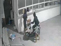 Santai Banget! 2 Maling Curi Motor Dalam Gudang Es Krim