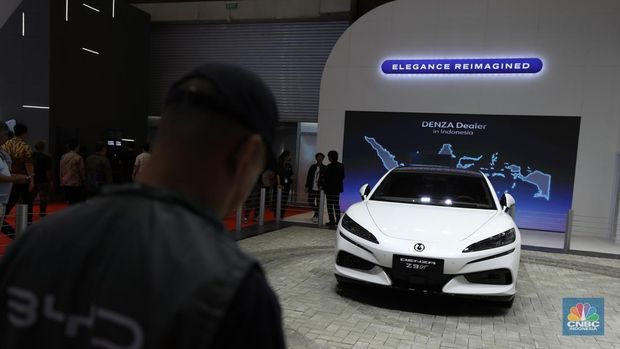 DENZA, sub-brand premium dari Build Your Dreams (BYD), resmi melakukan debutnya di Indonesia International Motor Show (IIMS) 2025. Pada gelaran ini, DENZA memperkenalkan beragam inovasi kendaraan listrik premium yang menggabungkan kemewahan, teknologi canggih, dan performa tinggi. (CNBC Indonesia/Tri Susilo)