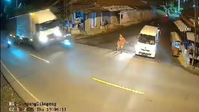 Detik-detik pemotor tertabrak truk tronton di pertigaan Cikopeng, jalan Raya Lumbir-Karangpucung, Kabupaten Banyumas, Kamis (13/2/2025) malam.