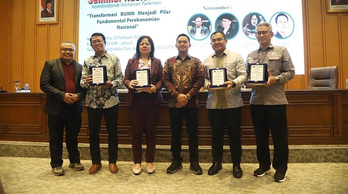 Koordinatoriat Wartawan Parlemen (KWP) bekerja sama dengan Biro Pemberitaan Kesetjenan DPR menggelar seminar nasional dengan tajuk Transformasi BUMN Menjadi Pilar Fundamental Perekonomian Nasional.