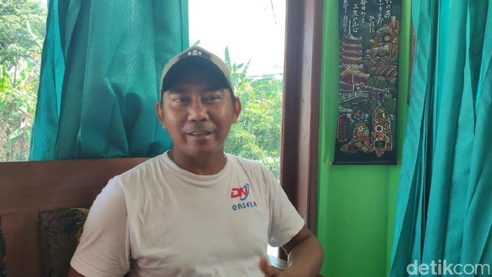 Dodi Mantan Kades Sukamulya yang mundur dari jabatannya untuk kerja di Jepang saat ditemui di rumahnya.