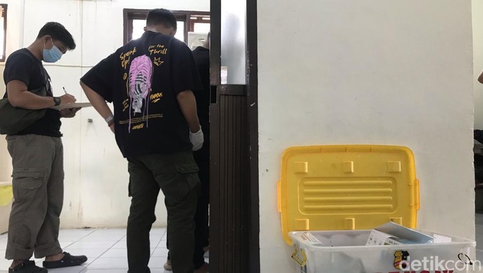 Dokpol Polda Sulsel melakukan autopsi mayat wanita sisa kerangka di Rumah Sakit Sawerigading Palopo.