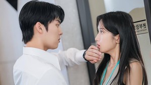 Setelah 16 tahun berlalu, tak disangka mereka kembali bertemu—kali ini bukan sebagai teman gaming, tapi sebagai bos dan pegawai! Duh, kebayang nggak sih canggungnya? Foto: tvN