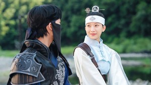 Sementara itu, Moon Ga Young akan berperan sebagai Baek Su Jeong, pegawai yang harus menghadapi atasan yang ternyata adalah teman gaming masa kecilnya! Foto: tvN