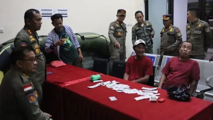 Dua pria penjual obat keras tramadol, trihex dan jenis lain secara ilegal disergap aparat gabungan di Jalan KS Tubun, Palmerah (ANTARA/HO-Satpol PP Jakbar)