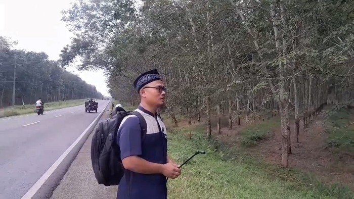 Eko Warsiyanto melakukan proses ritual rukiah di pinggir jalan di Kabupaten Lampung Selatan