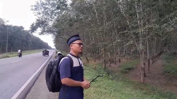 Eko Warsiyanto melakukan proses ritual rukiah di pinggir jalan di Kabupaten Lampung Selatan
