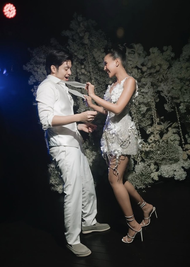 Pasangan selebriti Angga Yunanda dan Shenina Cinnamon akhirnya resmi menikah pada 10 Februari 2025. Pernikahan yang digelar di Bali itu tak sampai pada acara resepsi saja, namun mereka juga menggelar after party.  Foto: dok. Instagram @angga