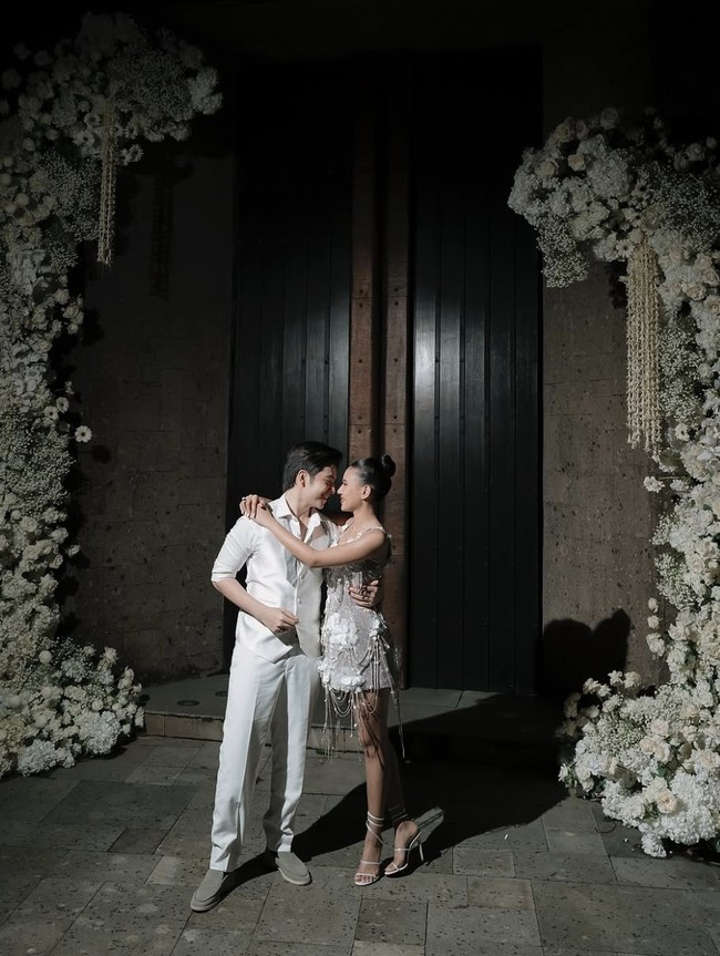 Tampil dengan kemeja putih, Angga memadankannya dengan vest dan celana warna senada. Dasi kupu-kupu putih sengaja tidak diikat dan dibiarkan menjuntai.  Foto: dok. Instagram @angga