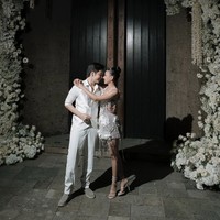 Tampil dengan kemeja putih, Angga memadankannya dengan vest dan celana warna senada. Dasi kupu-kupu putih sengaja tidak diikat dan dibiarkan menjuntai.  Foto: dok. Instagram @angga