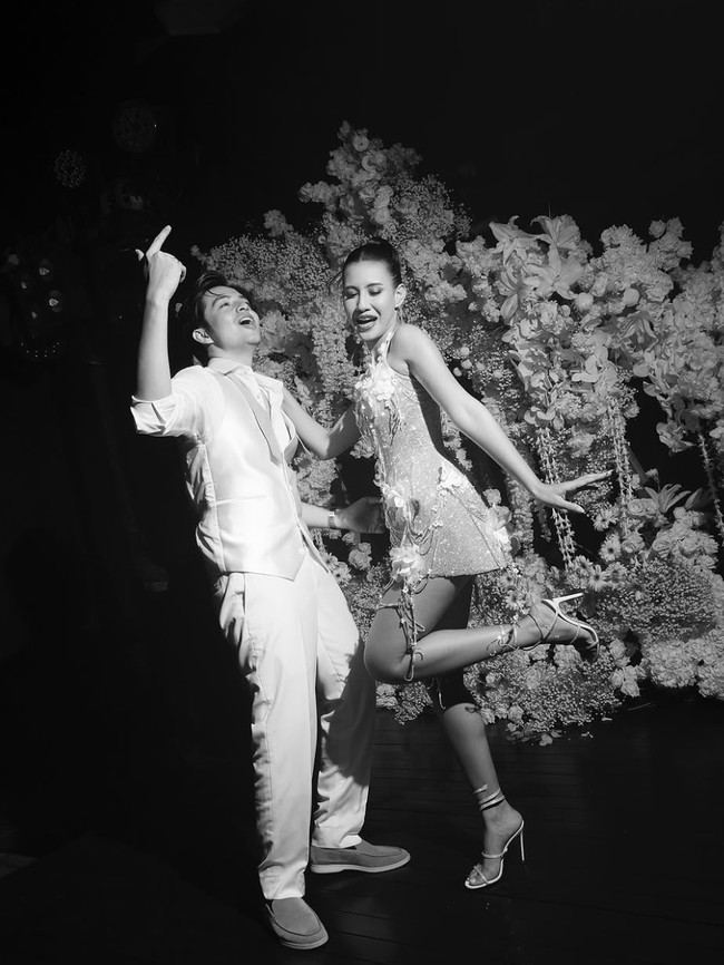 Tak hanya Shenina, Angga juga tampil keren dan effortless dengan setelan semi-formal.  Foto: dok. Instagram @angga